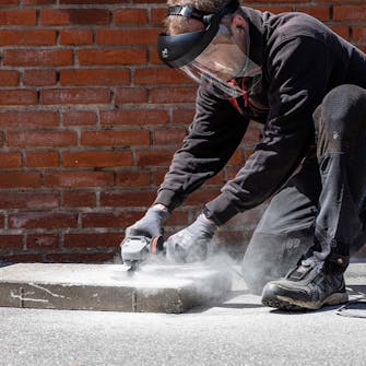 Grovsliping av betong Grovsliping av betong: Sørg for å holde slipekoppen i bevegelse.